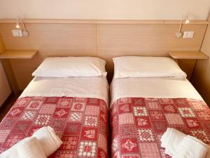 Postel nebo postele na pokoji v ubytování App4rent Saturno 4 - family apartment, wifi, parking