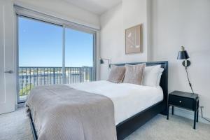 Giường trong phòng chung tại Downtown 2br w gym wd pool nr 6th St bars ATX-7 +37 ảnh