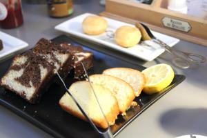 a black plate with bread and a slice of lemon at Fleur de Ré in Loix