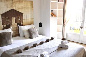 1 dormitorio con 1 cama con toallas en Fleur de Ré en Loix