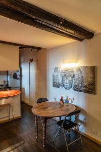 uma cozinha e sala de jantar com uma mesa de madeira em Martina Guest House em Gênova