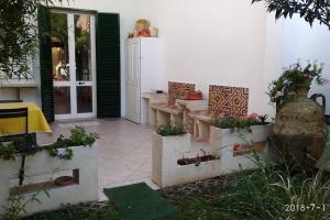 patio con tavolo e alcune piante di La Casina al Mare a Porto Cesareo