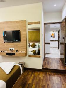 TV a/nebo společenská místnost v ubytování Hotel Larmont Luxury