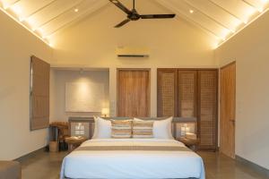 um quarto com uma cama grande e uma ventoinha de tecto em Koddu Kalpitiya em Kalpitiya