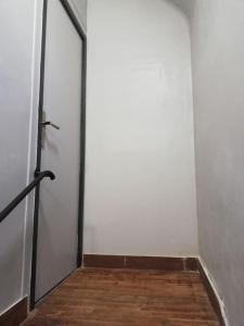 an empty hallway with a door and a wooden floor at Studio au centre de Quimper 2ème ET in Quimper