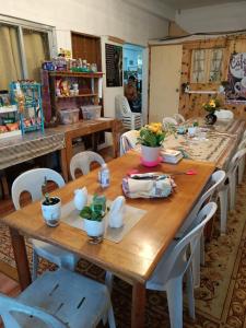 uma mesa de madeira com plantas em cima em Maraño's Home em Legazpi