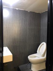 Koupelna v ubytování Rod Fai Fah Apartment