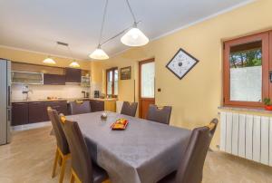 a kitchen and dining room with a table and chairs at Villa Emini by IstriaLux in Novaki Motovunski