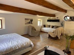 una camera con letto e un soggiorno di Magnifique villa en pierre au calme absolu a Fayence