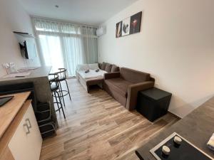 - un salon avec un canapé et une table dans l'établissement Violett Apartman, à Balatonberény