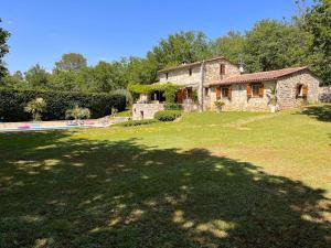 una casa in pietra con cortile e piscina di Magnifique villa en pierre au calme absolu a Fayence