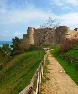 een pad voor een kasteel met een hek bij Casa vacanze da Nonna Rosa in Ortona