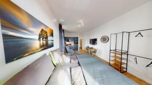 un soggiorno con un divano e un quadro sul muro di SweetHome - Zentral - Küche & Parkplatz, WiFi a Halle an der Saale