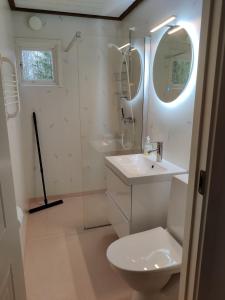 LönashultにあるHunneboのバスルーム(トイレ、洗面台、鏡付)