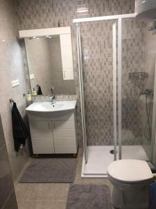 A bathroom at Csillag Virág Vendégház