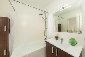 Koupelna v ubytování Edificio Brisas + 24 fotografií