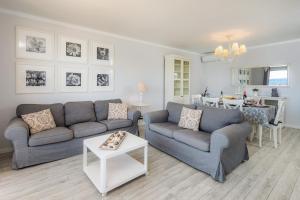 - un salon avec deux canapés et une table dans l'établissement Apartamento Brisas, à Port de Pollença