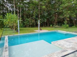 uma grande piscina azul num quintal em The Poolhaus Retreat - Peaceful Private Studio em Valdora