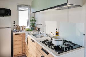 uma cozinha com fogão e panela em Camping Sites et Paysages Les Prés Hauts em Sisteron
