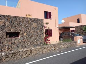 kamienna ściana przed domem w obiekcie Casa Livia Pool & Sunset w Corralejo