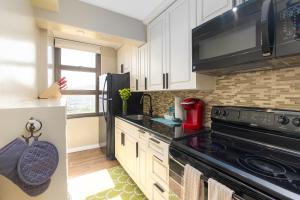 Η κουζίνα ή μικρή κουζίνα στο Stylish Ocean View Condo Near Waikiki Beach with Free Parking!