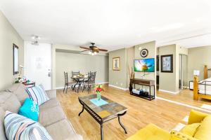 Μια τηλεόραση ή/και κέντρο ψυχαγωγίας στο Stylish Ocean View Condo Near Waikiki Beach with Free Parking! +56 φωτογραφίες