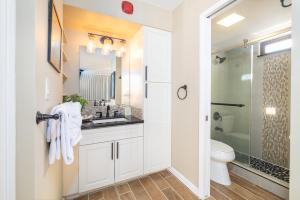 Ένα μπάνιο στο Stylish Ocean View Condo Near Waikiki Beach with Free Parking!