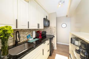 Η κουζίνα ή μικρή κουζίνα στο Stylish Ocean View Condo Near Waikiki Beach with Free Parking!