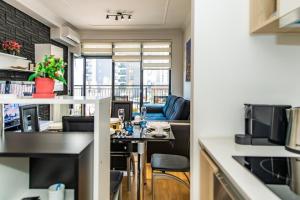 eine Küche und ein Wohnzimmer mit Blick auf ein Gebäude in der Unterkunft Modern Apartment in Belgrade Waterfront in Belgrad + 39 Fotos