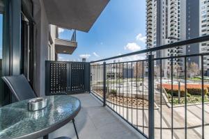 ein Balkon mit Tisch und Blick auf eine Stadt in der Unterkunft Modern Apartment in Belgrade Waterfront in Belgrad