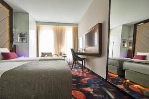 Televízia a/alebo spoločenská miestnosť v ubytovaní INX Design Hotel
