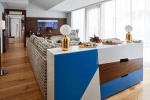 Televízia a/alebo spoločenská miestnosť v ubytovaní INX Design Hotel