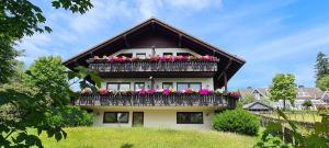 uma casa com uma varanda com flores em Appartement Schwalbennest em Goslar