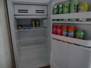 um frigorífico aberto cheio de bebidas e refrigerantes em B&B Tulden Farmhouse em Giethoorn