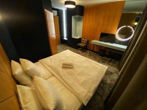 Posteľ alebo postele v izbe v ubytovaní The Amber Business & Spa Hotel