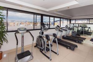 The fitness centre and/or fitness facilities at La Quinta by Wyndham Quito
