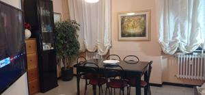 uma sala de jantar com uma mesa preta e cadeiras em La casa di Miretta em Chieti