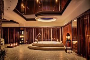 Posteľ alebo postele v izbe v ubytovaní The Amber Business & Spa Hotel