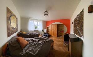 ein Wohnzimmer mit 2 Sofas und einer orangefarbenen Wand in der Unterkunft Przejazdem na północ Warszawa Bielany in Warschau