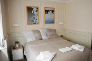 een slaapkamer met een bed met twee handdoeken erop bij pontevecchio rooms in Florence