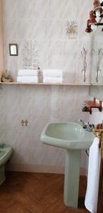 een badkamer met een wastafel, een toilet en handdoeken bij Casa Rural Torre del Agua. Un lugar con encanto. in Osuna