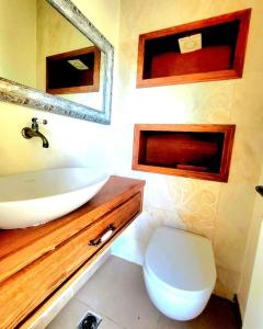 ein Bad mit einem Waschbecken und einem WC in der Unterkunft Luxury duplex Port of Jaffa in Tel Aviv