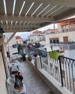 einen Balkon mit Blick auf ein Gebäude in der Unterkunft Luxury duplex Port of Jaffa in Tel Aviv