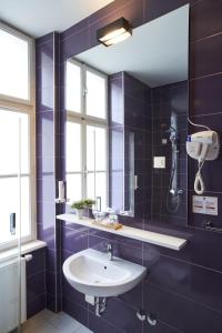 La salle de bains est pourvue d'un lavabo et d'un miroir. dans l'établissement Art Hotel Like, à Zagreb