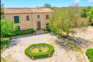 una vista aerea di una casa con giardino di Ecovilla Jeaninne by villasmediterranean a Inca