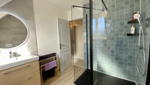 ein Badezimmer mit Glasdusche und Waschbecken in der Unterkunft Chez Sandrine & Tanguy in Saint-Valery-sur-Somme + 17 Fotos