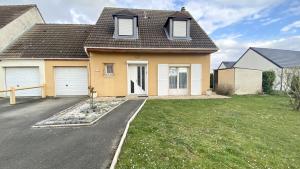 ein Haus mit einer Auffahrt davor in der Unterkunft Chez Sandrine & Tanguy in Saint-Valery-sur-Somme