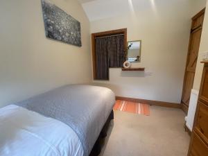 Llit o llits en una habitació de Rural Farm Cottage Easy Commute To Cambridge