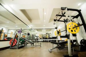 un gimnasio con varias cintas de correr y máquinas en SunCity Suites en General Santos