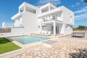 Basen w obiekcie STUNNING VILLA MARIANELLA GRIS, POOL, BBQ, AC, FREE WIFI lub w pobliżu